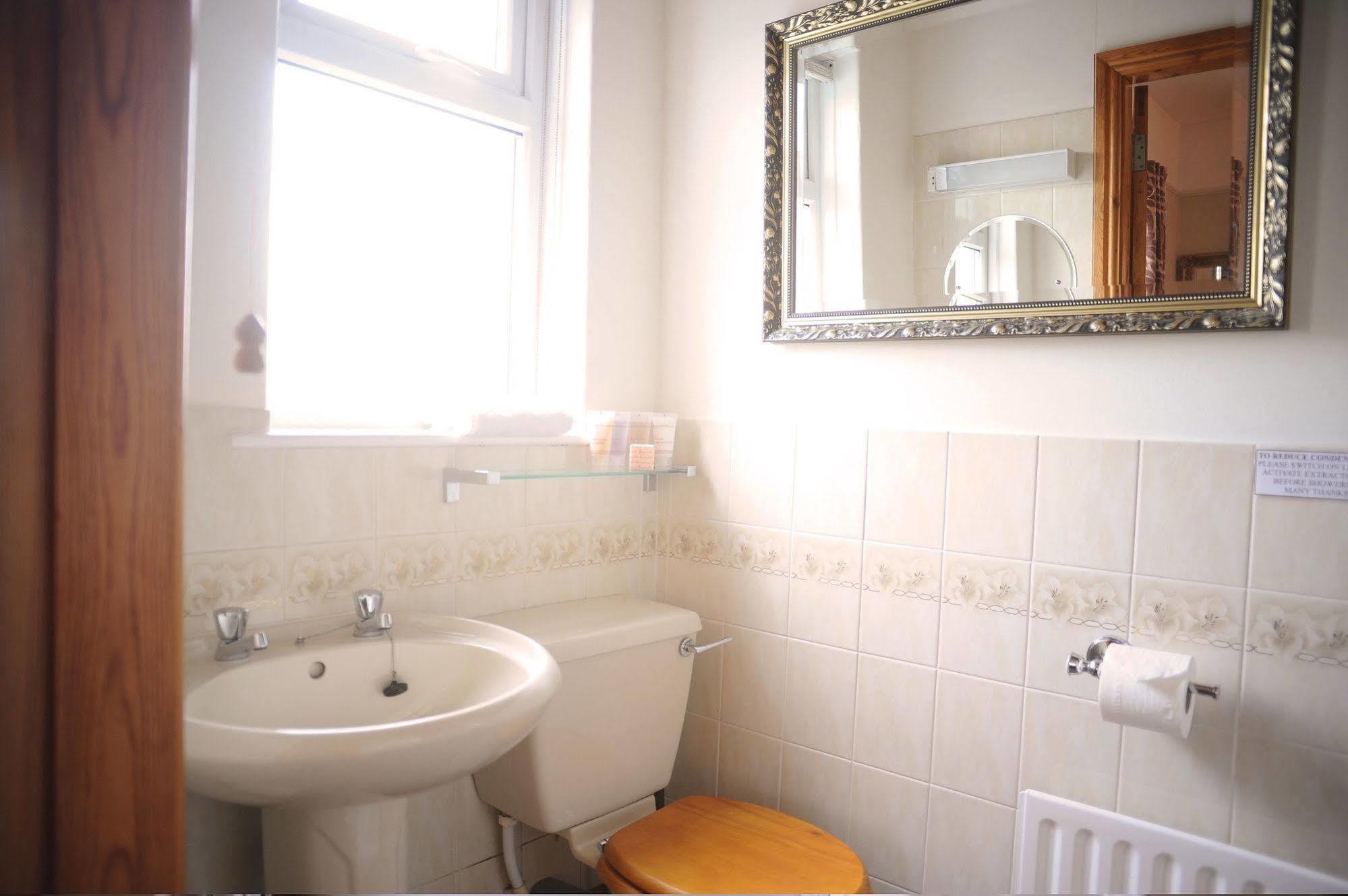 Chestnuts Guest House (Adults Only) Уиндермер Екстериор снимка